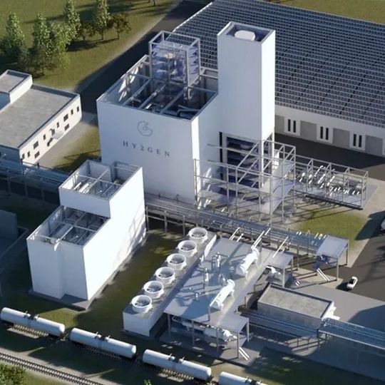 Auf dem ehemaligen Flugplatz und künftigem „Green Areal Lausitz“ soll 2027 eine Anlage zur Produktion von grünem Wasserstoff und SAF in Betrieb gehen. (Bild:  Hy2gen)