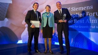 Goran Cirkovic, Senior Director PUC Group Connectors & Cable Assemblies bei Siemens, und Barbara Kux, Mitglied des Vorstands der Siemens AG, Leitung Supply Chain Management und Chief Sustainability Officer, übergeben Volpert Briel, Vertriebsvorstand von Weidmüller, die Auszeichnung „Best Overall Supplier“.  (Bild: Weidmüller)