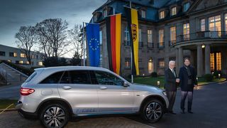 Während Ministerpräsident Winfried Kretschmann eine komplette Übernahme von Mercedes durch chinesische Investoren fürchtet, gibt sich der Chef des OEM, Ola Källenius (r.), gelassen. (Bild: Mercedes)
