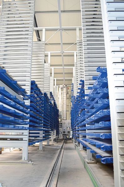 Das Lager bietet mit einer Höhe von acht Metern Platz für bis zu 686 Paletten, auf denen Bleche mit Abmessungen von maximal 3000 x 1500 Millimeter abgelegt werden können. (Kasto Maschinenbau)
