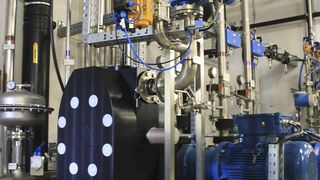 Bei der Herstellung zahlloser Produkte bzw. der Durchführung einer großen Breite industrieller Prozesse ist der Einsatz schädlicher oder gefährlicher Chemikalien unvermeidlich. (Bild: Almatec)