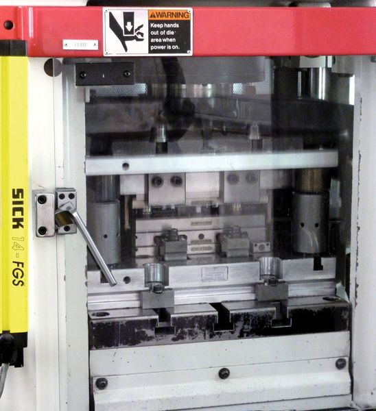 Mit bloßem Auge kaum zu erkennen sind die Hübe des Werkzeuges. Auf der Festhubmaschine Yamada Dobby Omega F1 erreicht Hölzel mit seinen Werkzeugen bis zu 2500 Hübe pro Minute, und das bei absolut höchster Präzision. Bild: Kuhn (Archiv: Vogel Business Media)