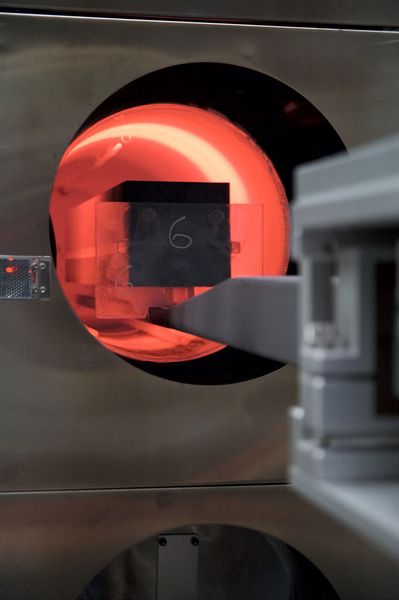 Energieintensiv: Zur elektrischen Ausrichtung des Wafers bringen die Hersteller in Diffusionsöfen bei hohen Temperaturen Phosphor in das Silizium ein. Bild: Q-Cells (Archiv: Vogel Business Media)