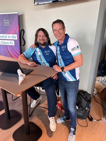 (l.) Christian Attinger und Andreas Herch passen auf den Comstor Cisco Stand auf, da das Team gerade einen Vortrag hält. (Bild: Vogel IT-Medien GmbH)