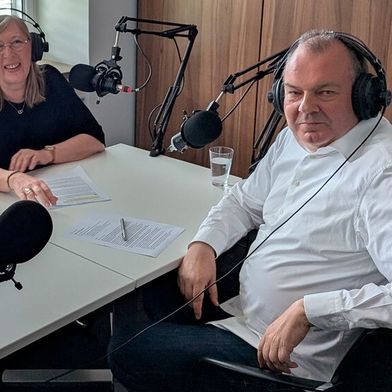 Über den Fall Kienle spricht Podcast-Hostin Silvia Lulei mit ihrem Kollegen Peter Diehl, der den Fall von Anfang an verfolgt hat. (Bild: VCG - Rosenow)