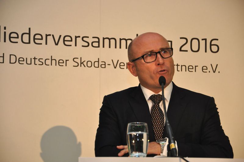 Aus der Vergangenheit erwächst die Zukunft. Wie es weitergeht mit Skoda, zeigte der amtierende Vorstandsvorsitzende Bernhard Maier auf. (Grimm / »kfz-betrieb«)