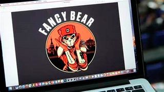 Fancy Bear ist einer recht erfolgreiche russische Hacker-Gruppe, die immer wieder von sich Reden gemacht hat. Jetzt kam heraus, dass sich die letzten erfolgreichen Angriffe gegen Unternehmen gerichtet haben, die Waffensysteme an die Ukraine liefern. (Bild: FBI)