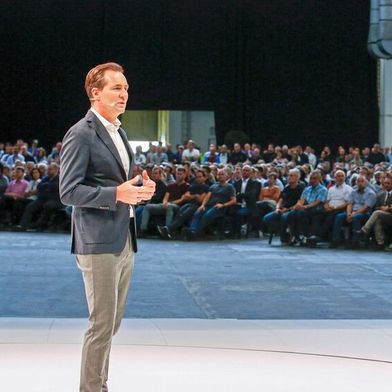 Thomas Schäfer, Vorstandschef der Marke VW Pkw, muss sich diese Woche auf Betriebsversammlungen der Belegschaft stellen (Archivfoto). (Bild: Volkswagen AG)