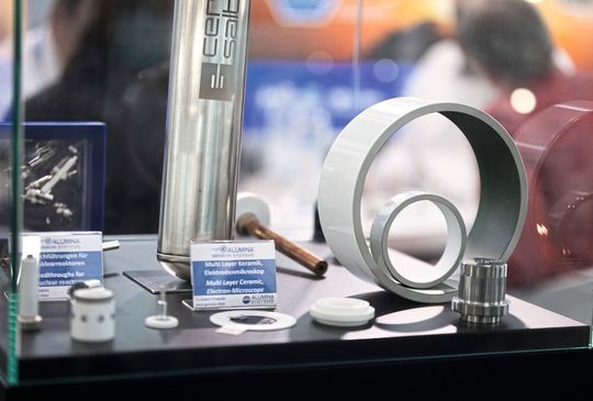 Von Pulvertechnologie über additive Fertigung bis hin zu fertigen Bauteilen zeigt sich auf der Ceramitec in München die ganze Bandbreite der industriellen Anwendung technischer Keramik.(Bild:  Messe München GmbH)