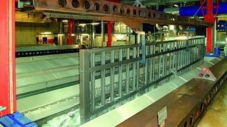 Vorbehandlung eines Anhänger-Chassis durch Konversionsbeschichtung im Tectalis-Verfahren. (Archiv: Vogel Business Media)