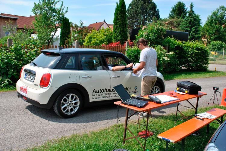 Der kam immer als Letzter: Der Mini von der Organisation sammelte die akribisch dokumentierten Zeiten der Teilnehmer ein und überbrachte sie ins Rallyebüro. (Dominsky)