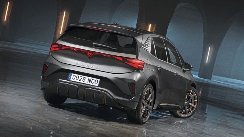 Erkennbar ist die Facelift-Variante unter anderem am beleuchteten Markenlogo am Heck. (Bild: Cupra Seat Deutschland)