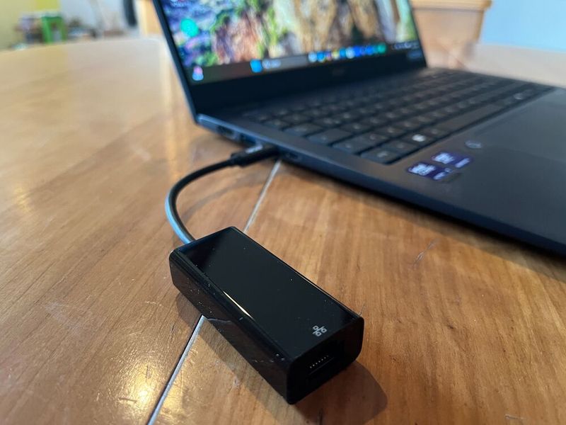 Ein Gigabit-LAN-Anschluss hat im Travelmate keinen Platz gefunden. Acer liefert ihn aber in Form eines USB-C-Adapters mit. (Bild: Vogel IT-Medien)