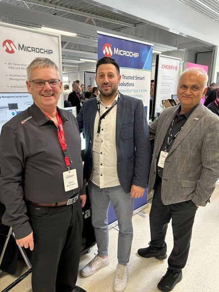 (v. l.) Klaus Bachmann (Microchip), Mehmet Ac (Wortmann) und Kemal Babuer (Microchip) fachsimpeln über die ein oder andere Lösung. (Bild: Vogel IT-Medien GmbH)