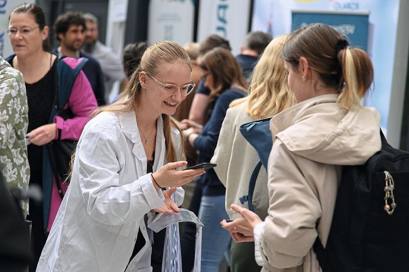 Zum Glück war das Team am Einlass auf Zack, sodass trotz des Andrangs zur Öffnung um 9 Uhr alle Besucher zügig in der Messehalle eingecheckt waren.    Mehr Infos zu den kommenden LAB-SUPPLY-Messen finden Sie auf www.lab-supply.info (Bild: Stefan Stark)