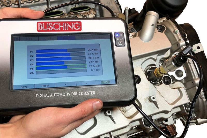 Eine Kompressionsdruckmessung ist mit den entsprechenden Adaptern bei Diesel- und Benzinermotoren möglich. (Busching)