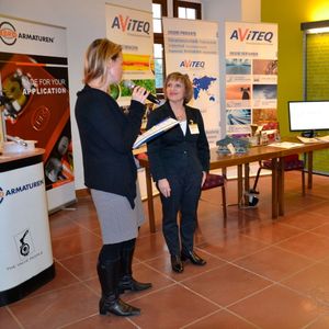 Gelebte Tradition auf den Förderprozess-Foren: Auf den Ausstellerrundgängen präsentieren sich die Aussteller und erklären, welche „Technik zum Anfassen“ sie mitgebracht haben. (Bild: Wühr/PROCESS)