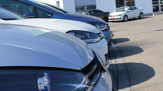 Volle Höfe: Die Wertverluste der gebrauchten Dieselfahrzeuge können für viele Händler existrenzbedrohend sein. (Achter)