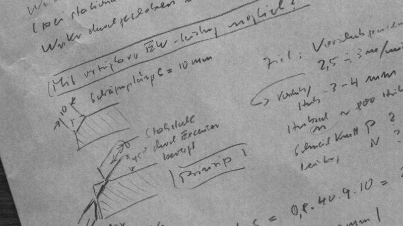 1963 schaffte Leibinger auf dem Gebiet der Elektrowerkzeuge einen Durchbruch: Mit dem neuen, per Hand bedienbaren Schweißkantenformer TKF kann ein Arbeiter in vollständiger Umkehrung des bisherigen Verfahrens durch schrittweise Bearbeitung eines stationären Blechs Schweißkanten erzeugen. Dies stellte nur eines seiner vielen Patente dar. (Trumpf)