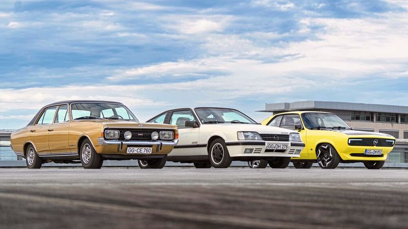 GSE-Ahnenreihe: Opel Commodore A GSE (ab 1970) und Opel Monza A2 GSE (ab 1983) und Opel Manta GSe Restomod von 2021. Während „GSE“ einst für „Grand Sport Einspritzung“ stand, steht „GSe“ heute für „Grand Sport electric“. (Bild: Opel Stellantis)