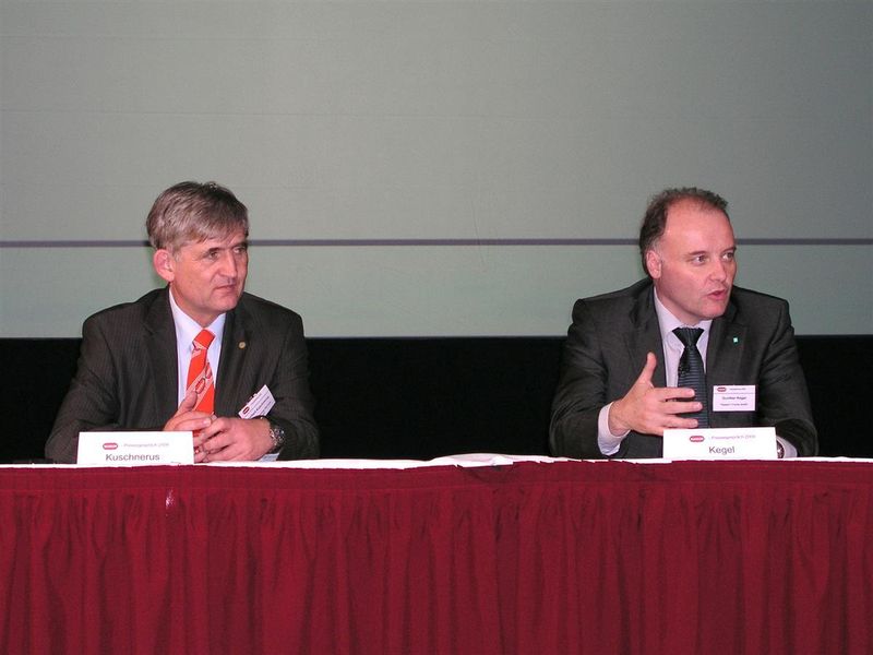 Zum Abschluss des ersten Tages informieren Dr. Norbert Kuschnerus (Namur, links) und der Geschäftsführer des diesjährigen Hauptsponsors, Gunther Kegel, Pepperl und Fuchs, über die wichtigsten Aspekte der Kommunikation in den Anagen.  (Archiv: Vogel Business Media)