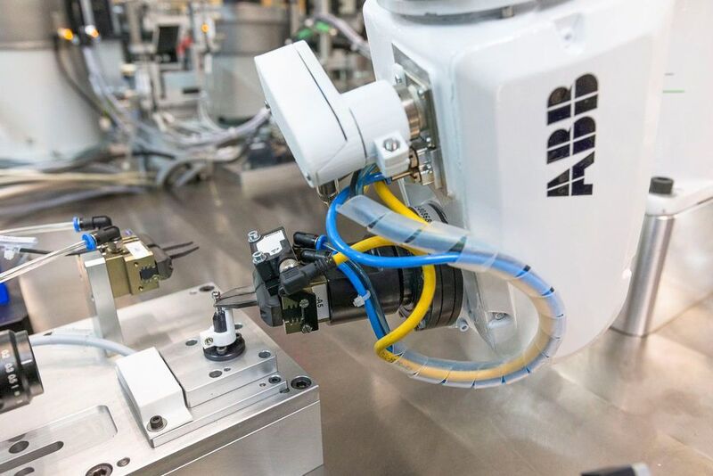 Der kompakte ABB IRB 120 bewährt sich bei der Montage filigraner Komponenten für Dentalbohrmaschinen. (Bild: ABB, Luca Siermann)