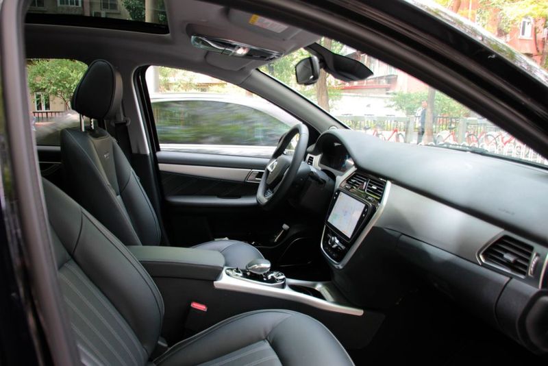 Im Vergleich zur B-Klasse haben die Ingenieure den Denza um fast 30 Zentimeter gestreckt. Das kommt den Passagieren zugute. (Bild: Daimler)