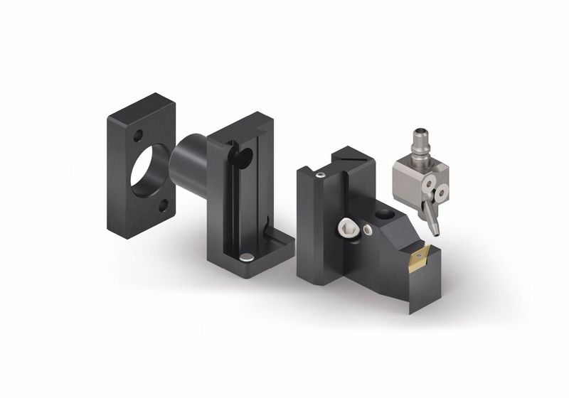 Arno Werkzeuge erleichtert das Drehen auch mit diesen Haltern. Die Werkzeuglänge kann der Bediener einfach über eine Distanzplatte regulieren. Diese muss nur über den Schaft des Grundhalters geschoben werden. (Bild: Arno Werkzeuge)