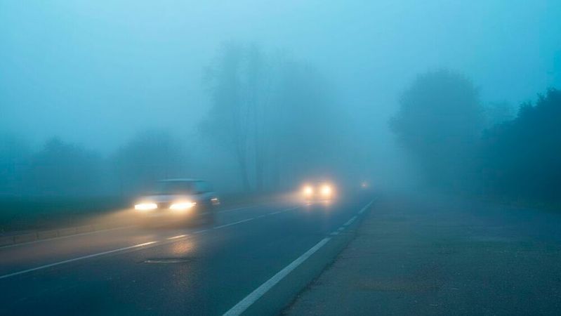 Vor allem in der dunklen Jahreszeit kommt es wegen der schlechten Lichtverhältnisse auf korrekt funktionierende Scheinwerfer an. (Bild:  KI-generiert)