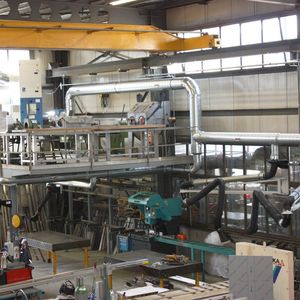In der Werkhalle ist die Absaug- und Filteranlage Filtercube auf einem Podest installiert und nimmt so keinen dringend benötigten Platz in der Fertigung ein.