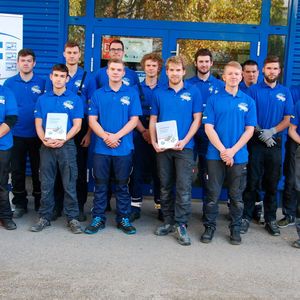 Die Teilnehmer des praktischen Leistungswettbewerbs vor der Landesschule des Kfz-Hanwerks in Frankfurt.(Bild:  Wenz -»F+K«)