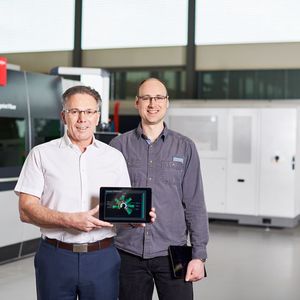 Echtzeit-Informationen aus der Fertigung so einfach erhalten wie Wetterdaten auf dem Smartphone. Die IT-Spezialisten Markus Flury (links) und Thomas Salzmann sind die führenden Köpfe hinter der Entwicklung der neuen App ByCockpit.(Bild:  Manuel Stettler)