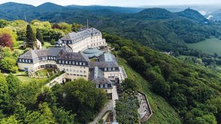Digitale Souveränität, KI und kritische Infrastrukturen im Fokus: Der Service Provider Summit 2026 vor der geschichtsträchtigen Kulisse des Grandhotels Steigenberger auf dem Petersberg. (Bild: Werbefotografie Emme)