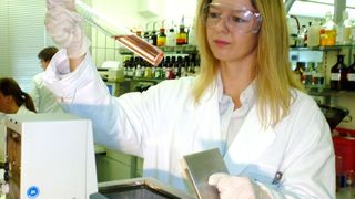 Das neue Thermoöl Fragoltherm X-BF eignet sich speziell für den Einsatz in Laboreinrichtungen und pharmazeutischen Betrieben.  (Bild: Fragol)