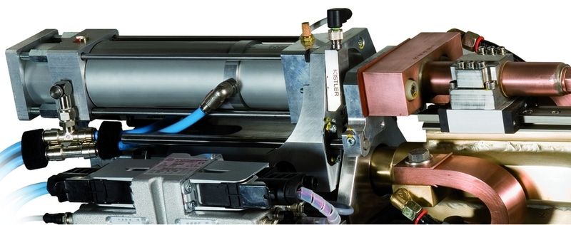 Bild 2: Antriebszylinder mit integriertem hydraulischen Druckübersetzer als Reglereinheit. Dadurch lassen sich Verschleiß, Verschmutzung oder Leckagen kompensieren. (Archiv: Vogel Business Media)