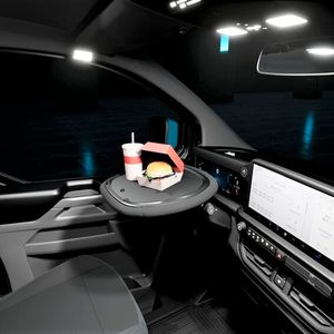 Wer sich das Mobile Office-Paket gönnt, kann aus dem Cockpit des Ford-E-Transit Custom eine Art rollendes Büro und mehr machen inklusve stabiler Möglichkeiten, um die nötigen Stärkungen abzustellen.(Bild:  Ford-Werke)