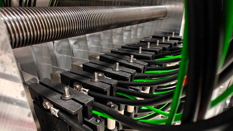 Fraunhofer ISE reports that 25 Ah pouch cells with silicon-rich anodes retained more than 83% of their initial capacity after 1,000 cycles when tested under 1,000 kPa axial pressure.(Bild:  Fraunhofer ISE)