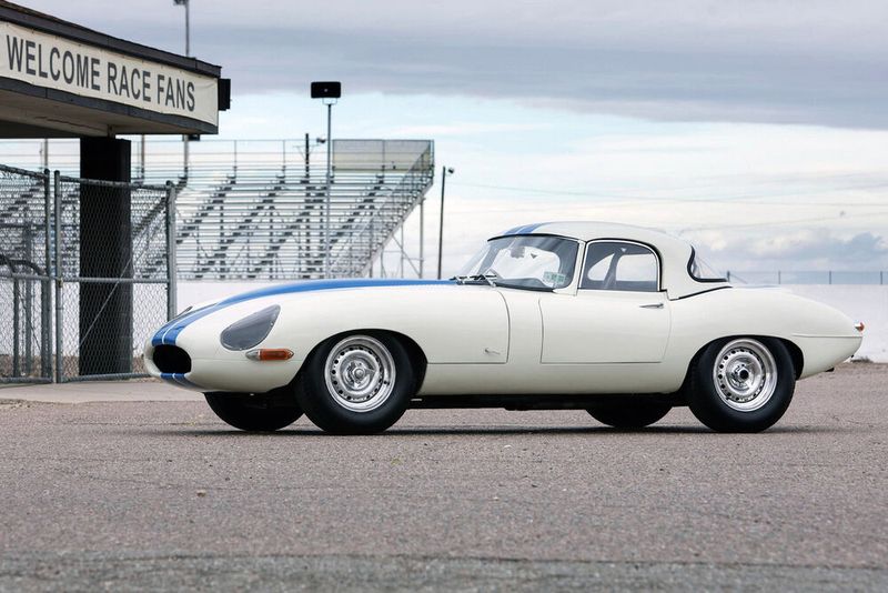 Auf Rang 10 liegt mit dem Jaguar E-Type Lightweight Competition von 1963 (7,4 Mio.) ein weiterer Vertreter der beliebten Rennwagen der 1960er-Jahre. (Bild: RM Sotheby's)