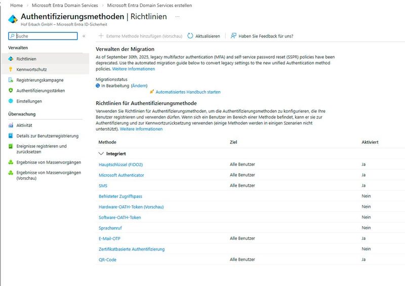 Die Richtlinienübersicht für Authentifizierungsmethoden in Microsoft Entra ID zeigt aktivierte und deaktivierte Verfahren einschließlich FIDO2, Authenticator, SMS und E-Mail-OTP. (Bild: Thomas Joos)