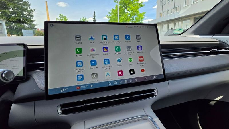 6. Die Bedienung: Das zentrale Bedienelement ist der 15,6 Zoll große Touchscreen, der auf die Mittelkonsole aufgesetzt ist. Auch wenn die App-Struktur einen guten Überblick bietet und sich die wichtigsten Funktionen per Fingerwisch aufrufen lassen, ist die Ablenkung vor allem bei den Fahrzeugeinstellungen groß. Positiv hervorzuheben sind die Reaktionschnelligkeit und die gute Grafik des Displays. Besonders begrüßenswert ist, dass beim Losfahren eine Pop-up-Meldung erscheint mit dem Angebot, die aufgrund der zum Teil übersensiblen Assistenzsysteme nervtötenden Warntöne auszuschalten.  (Bild: Mauritz – VCG)