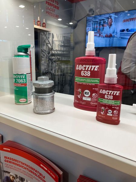 Lösungen für Wasserstoff-Anwendungen zeigte Henkel an seinem Stand in Halle 13: Der Einkomponentenklebtsoff Loctite 638 wird in der Regel zur Befestigung von zylindrischen Komponenten, wie Lagern auf Wellen oder in Gehäusen verwendet, eignet sich aber auch für  Gewindedichtung und /oder Schraubensicherungen, die in Umgebungen mit hohem Druck und /oder sonstigen extremen Bedingungen eingesetzt werden. (Bild: VCG/Juliana Pfeiffer)