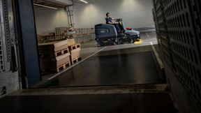 Holzsplitter, Kartonstücke, Packbandreste – in der Logistik gibt es vielerlei Grobschmutz, der entfernt werden muss. Kein Problem für die Scheuersaugmaschine B 260 RI Combo mit Vorkehrmodul von Kärcher. (Bild: Kärcher)