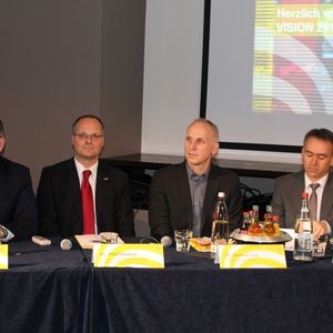 Von links: Patrik Schwarzkopf, Leiter VDMA Industrielle Bildverarbeitung, Dr. Olaf Munkelt, Vorsitzender VDMA Industrielle Bildverarbeitung und Geschäftsführer MV-Tec Software, Dr. Dietmar Ley, Vorstandsvorsitzender von Basler, und Dr. Heiko Frohn, Geschäftsführer Vitronic, diskutierten beim CEO-Roundtable im Vorfeld der Vision 2014 über die Bildverarbeitungsindustrie.