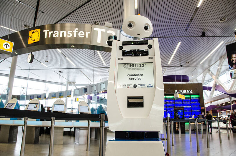 Geduldig wartet der höfliche Roboter, bis ihn jemand um Hilfe bittet. Dann weist er die Passagiere z.B. zu ihrem nächsten Gate – und agiert dabei rücksichtsvoll in dem schwierigen Umfeld des Flughafens. (Bild: SPENCER-Projekt/KLM)