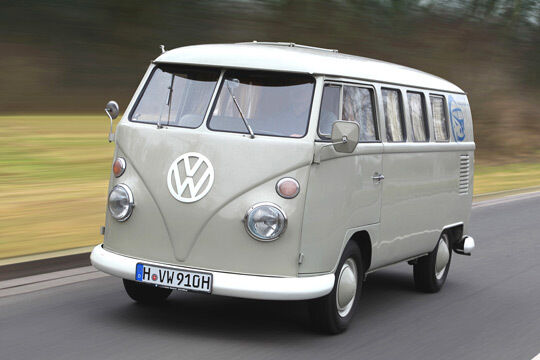Traum aller Hippies und Camping-Enthusiasten: Der VW Bus T1 (1950 bis 1967) trägt den liebevollen Spitznamen „Bulli“. 2014 soll er einen modernen Nachfolger bekommen. (VW)