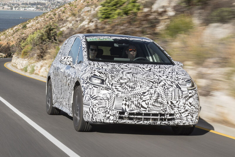 Noch kann man unter der Tarnfolie des Prototypen den VW ID Neo nur erahnen.  (Volkswagen)