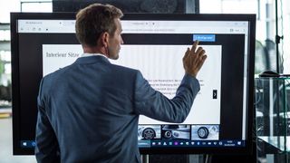 Vor allem Kunden von Premiumfahrzeugen wählen den Weg zum Autohändler, damit der den Neuwagen konfiguriert. Das ist die Erfahrung der Händler, die eine gemeinsame Studie von IFA und ICDP bestätigt. (ProMotor)