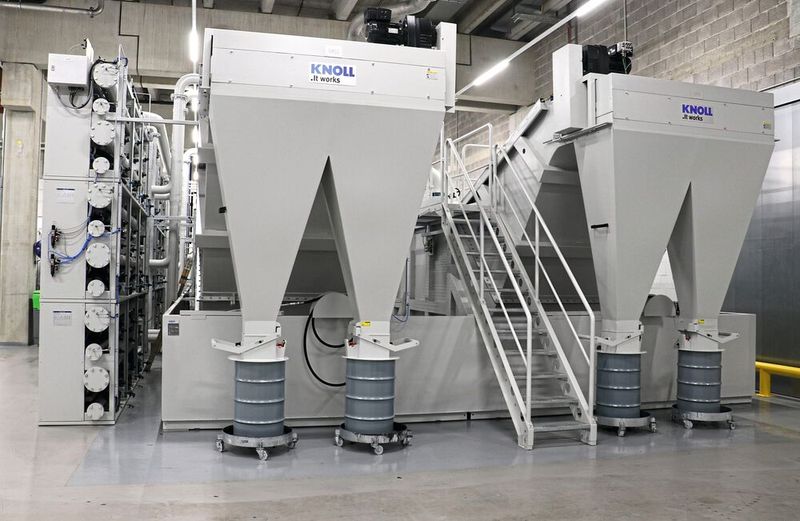 Zentrale Reinigungsanlage für wässrige Lösung: Die Stärken des Micro-Pur-Systems beginnen bereits bei der Aufstellfläche. Gegenüber konventionellen Filteranlagen wird bei gleicher Durchsatzmenge nur etwa 60 Prozent des Platzes belegt.(Bild:  Knoll)