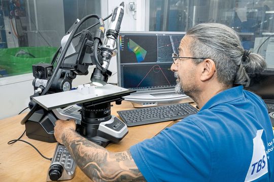 Hoch professionelle Vermessung der Makro- und Mikrogeometrien eines Sonderwerkzeugs. TBS setzt auf High-End Systeme und hervorragend ausgebildete Mitarbeiter.(Bild:  Thomas Entzeroth)