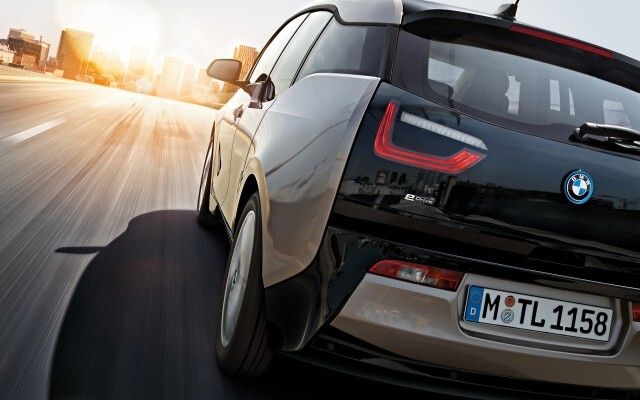 BMW i3: Der Markt für E-Fahrzeuge mit größerer Reichweite wächst. Beim BMW i3 veranschaulicht die Umsatzaufteilung zwischen batteriebetriebenen Elektrofahrzeugen und Elektrofahrzeugen mit erweiterter Reichweite lt. Frost & Sullivan eindeutig diesen Trend (BMW)